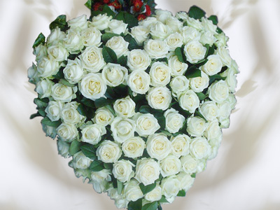 Herz mit weißen Rosen Größe 65 cm